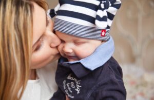 a mother is holding her baby for Maternity DNA test by Evidexa DNA Test Solution