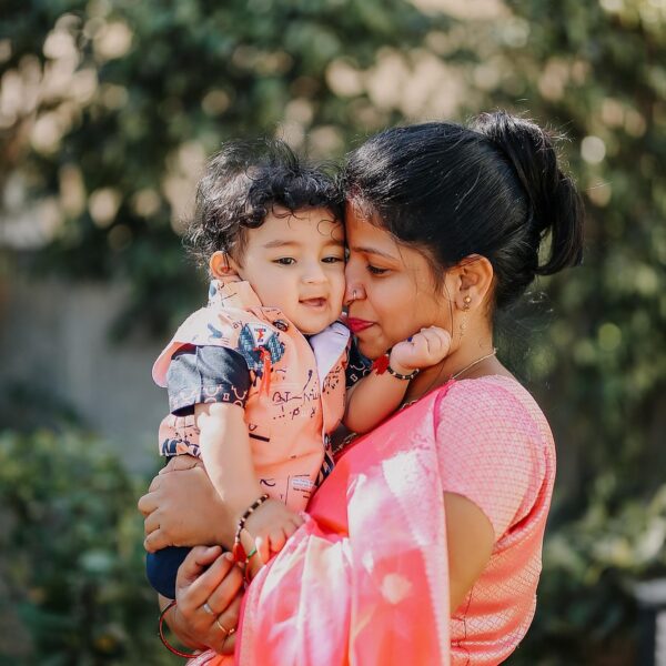 a mother is holding her baby for Maternity DNA test by Evidexa DNA Test Solution